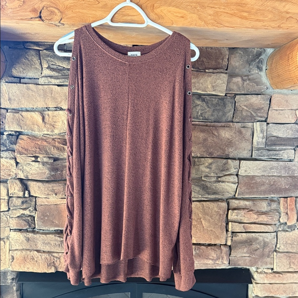 BKE Women's Rust Blouse with Grommet Sleeve Detail